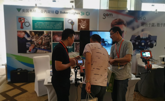 北京韋林意威特工業(yè)內(nèi)窺鏡有限公司的技術人員，正在為與會者介紹韋林工業(yè)內(nèi)窺鏡在汽車檢測方面的應用