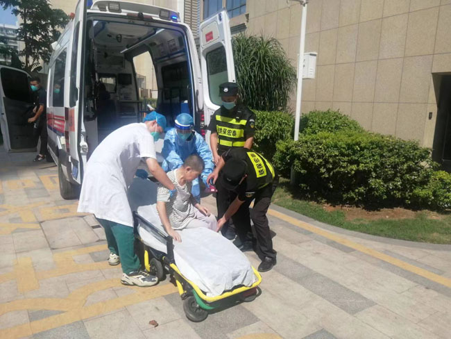 我司鐵保宏泰安保隊員協助聯建君鈺府業(yè)主處理緊急事件